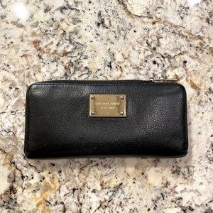 ✨VINTAGE MICHAEL KORS WALLET✨
